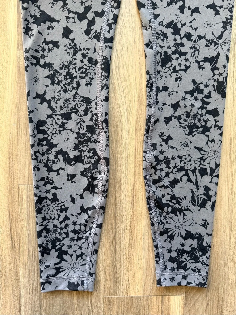 Lululemon Black & Gray Floral Leggings Size 8 - Picture 3 of 6